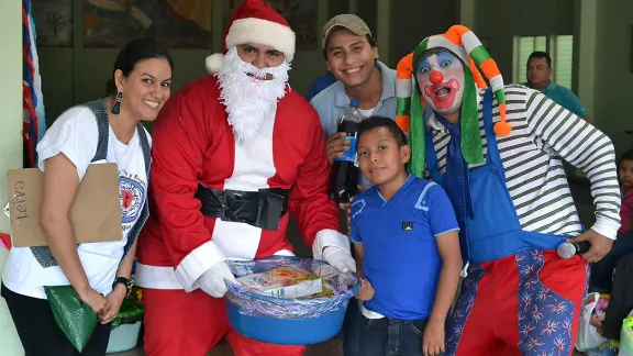 Pfarrerin Soliette López (v.l.), Alexander García, Kevin Mena und Sergio Rios gestalten die Weihnachtsfeier für häufig diskriminierte Kinder in Masaya, nahe der nicaraguanischen Hauptstadt Managua. Foto: Daniela Cruz