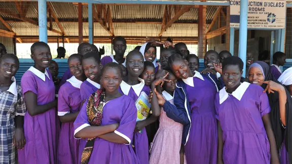 Mädchen in der Grundschule im Flüchtlingslager Kakuma, Kenia. Der LWB arbeitet daran, ihr Recht auf Bildung und eine gewaltfreie Kindheit zu schützen. Foto: LWB/C. Kästner