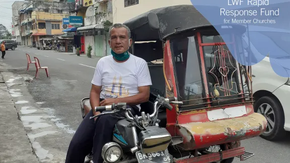 Rikscha-Fahrer Jepri Tarigan aus Indonesien hat während der Coronavirus-Pandemie kein Einkommen und erhielt Lebensmittelspenden von der Protestantisch-Christlichen Simalungun-Kirche. Die wiederum erhielt für diesen Zweck Zuwendungen aus dem COVID-19-Soforthilfefonds des LWB. Foto: Aman Saud Purba/GKPS