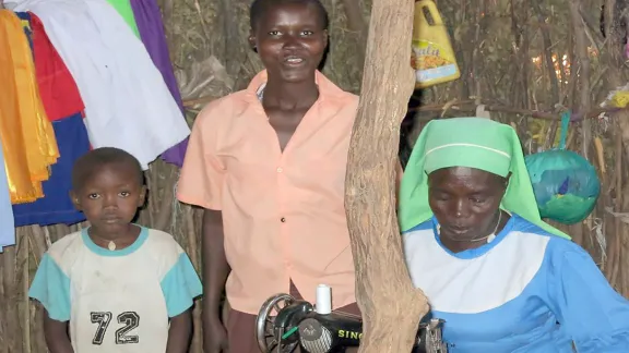 Beatrice (Mitte) mit ihrer Adoptivmutter und einem ihrer Brüder in der Schneiderei, die den Lebensunterhalt für die Familie sichert. Foto: LWB-Kenia/Dschibuti (Büro Kakuma)