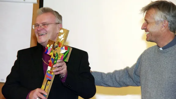 Rev. Martin Junge presents a cross from Central America to the Most Rev. Andres Poder, archbishop of EELC. Photo: Tiit Kuusemaa