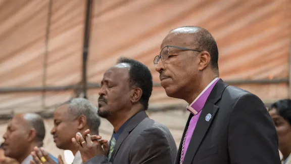 EECMY President Rev. Yonas Yigezu Dibisa and other congregants during Sunday worship in one of the church's congregations in the capital Addis Ababa. Photo: LWF/Albin Hillert 