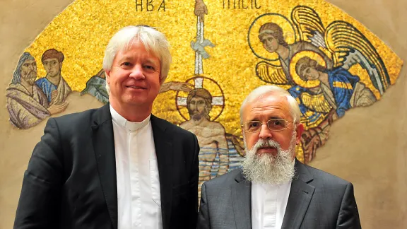 Während ihres Besuchs im Büro der Kirchengemeinschaft des LWB würdigten die Bischöfe Dr. Karl-Hinrich Manzke (lutherisch) (li.) und Dr. Gerhard Feige (katholisch) die guten Beziehungen zwischen Katholiken und Lutheranern weltweit und auf lokaler Ebene. Foto: LWB/S. Gallay