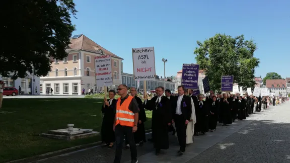 Rund 400 Menschen, darunter 50 Pfarrerinnen und Pfarrer, nahmen an einem Schweigemarsch zur Unterstützung von Pfarrer Ulrich Gampert teil, der wegen der Gewährung von Kirchenasyl für einen jungen afghanischen Flüchtling einen Strafbefehl erhalten hatte. Foto: Dekanat Kempten/Jutta Martin