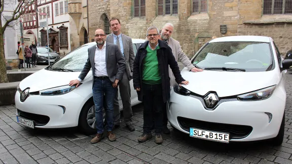 Vorreiter in Sachen Elektromobilität: (v.l.) Jan Westphal (Geschäftsführer Horizonte gGmbH Altenburg), Dietmar Wiegand (Stellvertretender Superintendent des Kirchenkreises Altenburger Land), Christian Sparsbrod (Pfarrer und Klinikseelsorger des Kirchenkreises Rudolstadt-Saalfeld) und Pfarrer Jens Bechtloff (Pfarrer der Regionalgemeinde Kindelbrück) bei der Übergabe der Elektroautos an die EKM. Foto: EKM/Diana Steinbauer