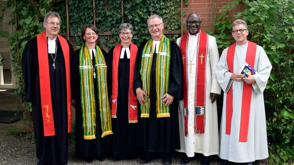 Während seines Besuchs bei „Mission EineWelt“ in Neuendettelsau, Deutschland, nahm LWB-Präsident Panti Filibus Musa (2.v.r.) unter anderem zusammen mit (v.l.) Hanns und Gabriele Hoerschelmann (Direktorenpaar von „Mission eineWelt“) am Gottesdienst zur Verabschiedung von Ulrike und Reinhard Hansen (Studienleiterin im Referat Mission Interkulturell, Leiter des Referats Afrika) teil. Auch Claus Heim (Fachreferent Tansania) wirkte am Gottesdienst mit. Foto: Mission EineWelt