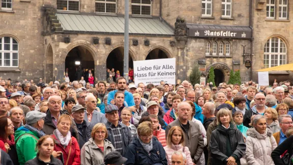 Teilnehmende der Kundgebung gegen Hass und Gewalt in Chemnitz, Deutschland. Foto: EVLKS/W.A. Müller-Wähner