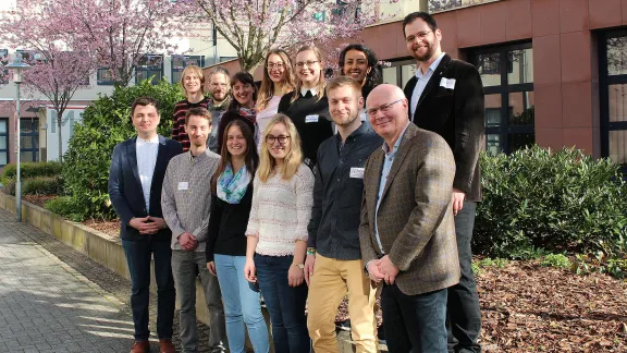 Stipendiatinnen und Stipendiaten des DNK/LWB zusammen mit Stipendienreferent Dionisie Arion (l.) und DNK/LWB Geschäftsführer Norbert Denecke (r.) bei einem Kennenlern-Treffen in Hannover. Foto: LWB/A. Weyermüller