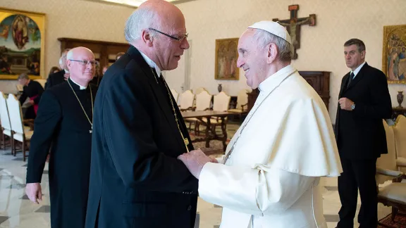 Landesbischof Ulrich und Papst Franziskus während der Privataudienz im Vatikan. Foto: VaticanPress