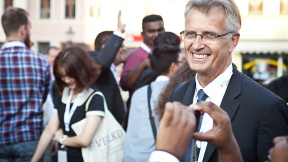 LWB-Generalsekretär Pfarrer Dr. h.c. Martin Junge, hier zu sehen mit Delegierten der internationalen Werkstatt Wittenberg für junge ReformerInnen im August 2015 in Lutherstadt Wittenberg, Deutschland. Foto: Marko Schoeneberg