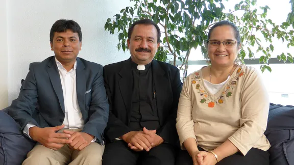 Der guatemaltekische lutherische Kirchenleiter Pfr. José Pilar Álvarez Cabrera (Mitte), Omar Jéronimo (li.) und Claudia Samayoa Pineda bei ihrem Besuch in Genf. Foto: LWB/M. Haas