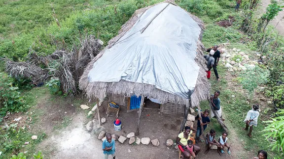 The family of Annita Mesu (24) pictured in front of her house in the village Boisrond near Aquin, 22.08.2017. After the Hurricane Matthew in September 2016, KORAL distributed the family plastic sheets and water filter. Photos: Thomas Lohnes/DKH