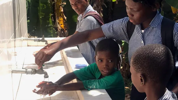 Ältere Schülerinnen und Schüler sind „Botschafterinnen“ und „Botschafter“ des „Hygiene-Clubs“ an der Gressier National School in Haiti. Sie helfen den jüngeren Kindern dabei, zu lernen, wie sie richtig ihre Hände waschen, um sich vor Krankheiten wie COVID-19 zu schützen. Foto: LWB/Starry Sprenkle