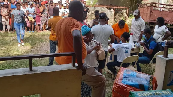 DKH/LWF/NCA office staff distribute emergency shelter kits for 300 families in Camp Perrin in the south of Haiti. Photo: DKH 