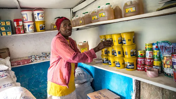 Eine Frau im Gemeinschaftsladen in Despagne. Foto: LWB Haiti/H. Enge