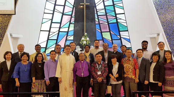 Teilnehmende des Seminars „Lutherische Identität in Asien“ in der lutherischen Wahrheitskirche, einer Gemeinde der Evangelisch-Lutherischen Kirche Hongkong (ELKH), wo sie der Leiter der Gemeinde, Pfr. Jackson Yeung, und die frühere ELKH-Bischöfin Pfarrerin Jenny Chan, ein ehemaliges Mitglied des LWB-Rates, begrüßten. Foto: LWB/P. Lok