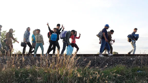 Flüchtlinge, die auf den Eisenbahnschienen auf der Grenze zwischen Ungarn und Serbien unterwegs sind. Foto: ELKH/Zsuzsanna Horvath-Bolla