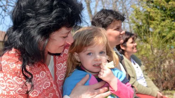 The Evangelical Lutheran Church in Hungary supports Roma families such as Eva's (holding her child) with shelter and advocates for their rights. Photo: TamÃ¡s Kiss