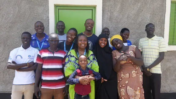 Bewohnerinnen und Bewohner des Flüchtlingslagers Kakuma im Nordwesten Kenias kommen für ein Gruppenfoto zusammen, nachdem sie an einem vom LWB geleiteten Workshop teilgenommen haben, um Gedichte für das Büchlein „I am Hope“ zu schreiben. Jackline Irankunda steht in der ersten Reihe ganz rechts. Foto: LWB/P. Schnoebelen