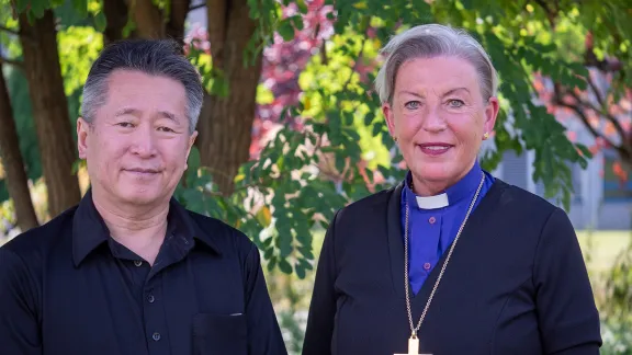 Pfarrer Toshiki Toma (l.) und die Bischöfin der Diözese Hólar, Solveig Lara Gudmundsdottir. Toma ist als Seelsorger für Einwanderer und Flüchtlinge in der Evangelisch-Lutherischen Kirche Islands tätig. Foto: LWB/A. Danielsson