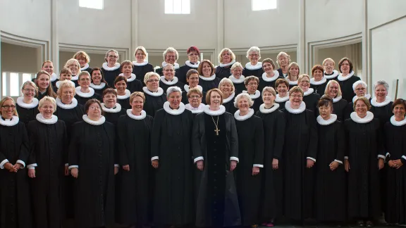 Pfarrerinnen und Bischöfinnen der Evangelisch-Lutherischen Kirche Islands bei der Einführung von Pfarrerin Agnes Sigurðardóttir (1. Reihe, 6. v.l.) ins Bischofsamt im Jahr 2012. Links neben ihr steht Bischöfin Solveig Lára Guðmundsdóttir. Foto: LWB/A. Danielsson