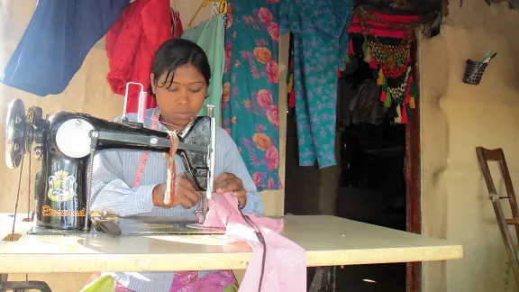 Trotz ihrer Behinderung hat Balarni Chaudhary die Sicherheit, sich und ihre Familie mithilfe der Fertigkeiten, die sie gelernt hat, ernähren zu können. Foto: LWB-Nepal