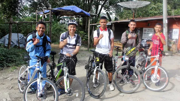 Theologiestudenten aus Pematang Siantar mit ihren Fahrrädern. Das Projekt hat in einem Land, wo Fahrräder teuer und als Verkehrsmittel wenig bekannt sind, 50 Studierende zum Mitmachen animiert. Foto: Daniel Sinaga