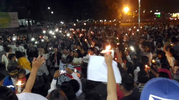 In the wake of the church bombings in Surabaya, young people from the LWF member churches in Indonesia came together and lit 1000 candles, as a symbol of their solidarity with those affected, and also to push back terrorism in all forms. The youth pray that peace will prevail in Indonesia. Photo: National Committee of the LWF in Indonesia