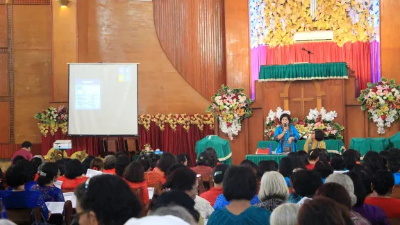 Am 19. August 2020 sind mehrere hundert Frauen von der Christlich-Protestantischen Kirche in Indonesien (GKPI) in einer Kirche in Medan, Nordsumatra, zusammengekommen, um sich über Möglichkeiten der Umsetzung des Grundsatzpapiers zum Thema Gendergerechtigkeit des Lutherischen Weltbundes (LWB) in ihrem lokalen Kontext zu informieren. Foto: GKPI