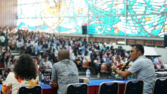 Fernando Sihotang (r.), Koordinator für Menschenrechte und Advocacyarbeit beim Nationalkomitee des Lutherischen Weltbundes in Indonesien (NKLWB), moderiert eine Podiumsdiskussion im Rahmen des eintägigen Seminars zum Thema Klimagerechtigkeit in Pematangsiantar (Indonesien). Fotos: Andi Purba/team