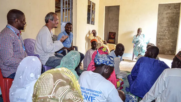 Pfarrer Dr. Sivin Kit (2.v.l.) und Clovis Mwambutsa (l.), LWB-Weltdienst-Koordinator für Notfallprogramme, im Gespräch mit dem muslimischen Leiter einer Gemeinde in Kamerun, die Flüchtlinge aus den Nachbarländern aufnimmt. Foto: LWB/Moise Amedje