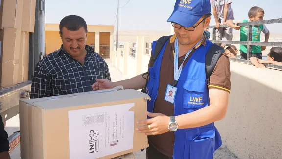 Der LWB hilft im Flüchtlingslager von Khanki im Nordirak bei der Verteilung von Winterbekleidung, die von der Evangelisch-Lutherischen Kirche in Bayern gespendet wurde,. Foto: LWB-Irak