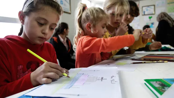 In Dohuk im Nordirak nehmen Kinder an einem Freizeitprogramm in einem Frauenhaus im Lager Davudjia für Binnenvertriebene teil. Foto: LWB/Seivan Salim