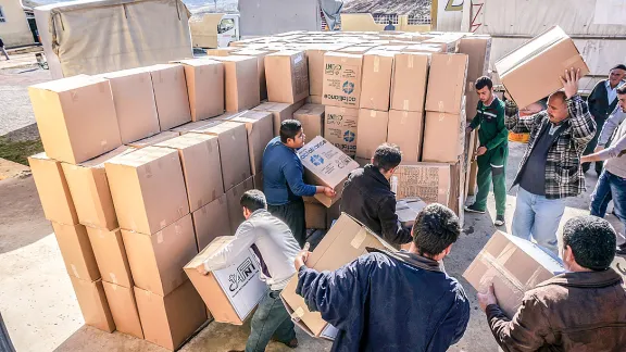 Distribution of winter clothing to refugees in Khanki camp, Dohuk. Photo: Sandra Cox