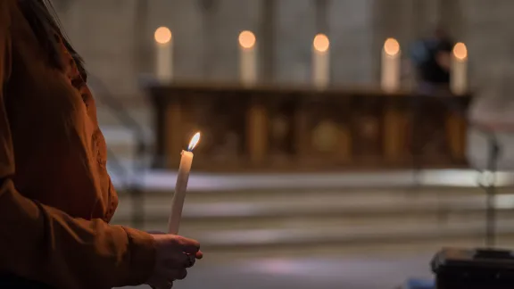 Emma van Dorp lit five symbolic candles on the altar, as the church leaders affirmed the âwish to make more visible our common witness in worship and service, on our journey together towards visible unity.â Photo: LWF/Albin Hillert