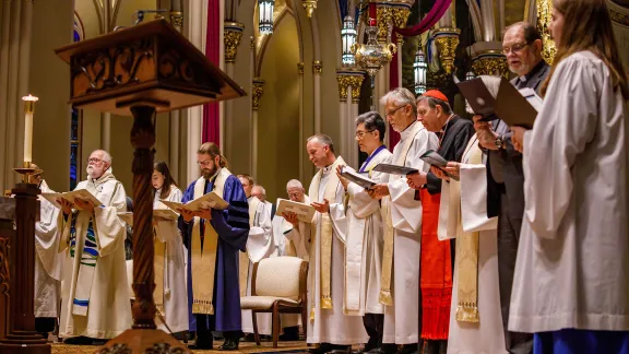 Beim Eröffnungsgottesdienst: WMK-Präsident Pfarrer Dr. J. C. Park, LWB-Generalsekretär Pfarrer Dr. h.c. Dr. h.c. Martin Junge, Dr. Kurt Kardinal Koch, Präsident des Päpstlichen Rates zur Förderung der Einheit der Christen (römisch-katholische Kirche), Dompröpstin Dr. Sarah Rowland Jones von der Kathedrale St Davids in Wales (Anglikanische Kirchengemeinschaft) und Pfr. Chris Ferguson, Generalsekretär der Weltgemeinschaft Reformierter Kirchen. Alle Fotos: Peter Ringenberg/Universität Notre Dame