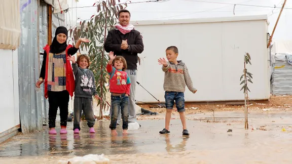 Flüchtlinge im Lager Za’atari (Jordanien) nach einem Schneesturm im Jahr 2014. Mitarbeitende kanadischer lutherischer Einrichtungen wollen die Patenschaft für eine syrische Flüchtlingsfamilie in Kanada übernehmen. Foto: LWB-Jordanien/J. Pfattner