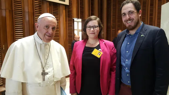 LWB-Ratsmitglied Julia Braband (mitte) vertritt den LWB bei der katholischen Bischofssynode, die aktuell im Vatikan tagt. Hier traf sie auch Papst Franziskus und Thomas Andonie, Bundesvorsitzender vom Bund der Deutschen Katholischen Jugend (BDKJ). Foto: LWB/Julia Braband