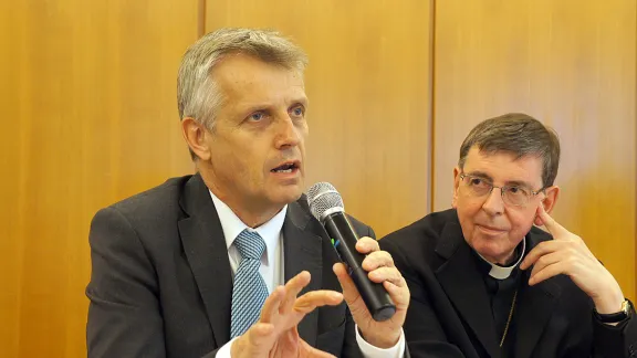 General Secretary Junge and Cardinal Koch during the presentation of From Conflict to Communion at the 2013 LWF Council in Geneva. Photo: LWF/S. Gallay