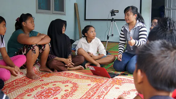 Im Rahmen eines vom indonesischen LWB-Nationalkomitee organisierten Jugendworkshops in Desa Bulu Cina (Sumatra) klärt Elisabeth Purba (Mitte) über HIV und AIDS auf. Foto: LWB/C. Kästner