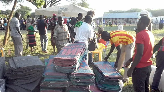 Hilfsgüter werden zur Verteilung an die von den Überschwemmungen betroffenen Flüchtlinge in Kakuma vorbereitet. Foto: LWB/AWD-Kenia/Dschibuti