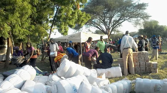 Die Menschen stehen in Kakuma für Hilfsgüter an. Foto: LWB/AWD-Kenia/Dschibuti