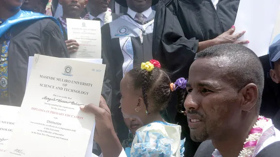 Absolventinnen und Absolventen mit ihren Diplomen bei der Abschlussfeier. Foto: LWB/Kenia-Dschibuti