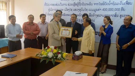 David Mueller, LWB-Regionalvertreter in Südostasien, nimmt die Auszeichnung von der laotischen Regierung entgegen. Foto: LWB/AWD-Laos/Alounsavanh Xaysonkham