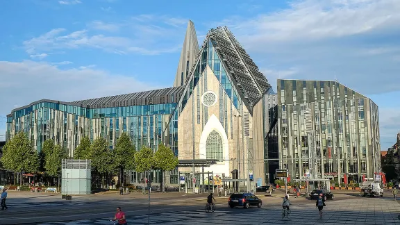 Das neu errichtete Paulinum erinnert an seinen Vorgängerbau, die 1968 gesprengte Universitätskirche St. Pauli, ist aber mehrfach genutztes Gebäude, einschließlich der Aula der Universität Leipzig. Foto: epd/Jens Schulze