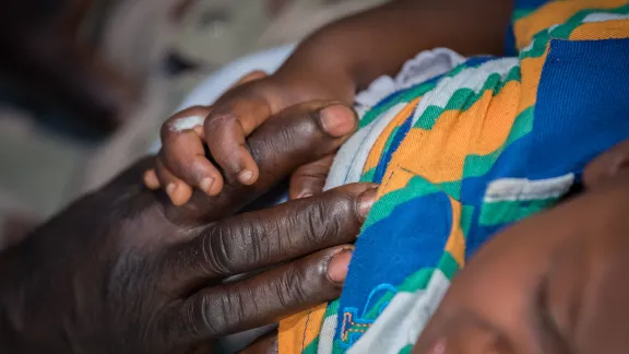 Ein kleiner Junge wird im Ganta United Methodist Hospital in Liberia behandelt. Fotos: LWB/Albin Hillert