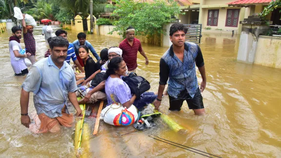 Rettungskräfte retten nach schweren Überschwemmungen in Kerala (Indien) Menschen aus ihrer Notlage. Photo: Shishir Kurian/CSI