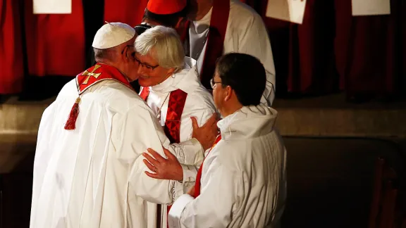 Papst Franziskus und Erzbischöfin Antje Jackelén geben einander während des Reformationsgedenkens ein Zeichen des Friedens. Foto: Schwedische Kirche/Mikael Ringlander