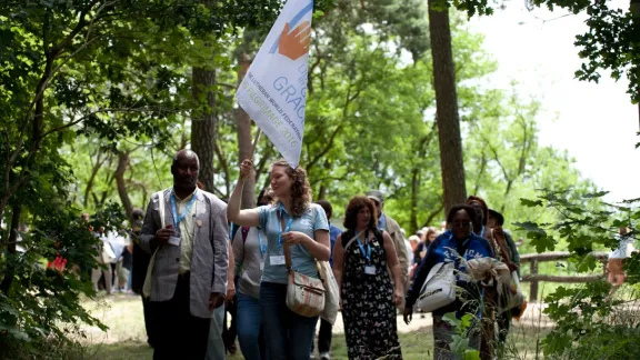 Pilgrims on the way from Coswig to Wittenberg. Photo LWF/Marko Schoeneberg