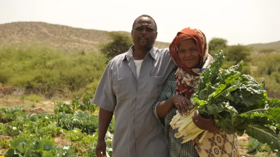 Abduleh Hasan und seine Frau Shukri mit frisch geerntetem Gemüse. Fotos: LWB/C. Kästner